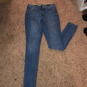 High-wasted jeans